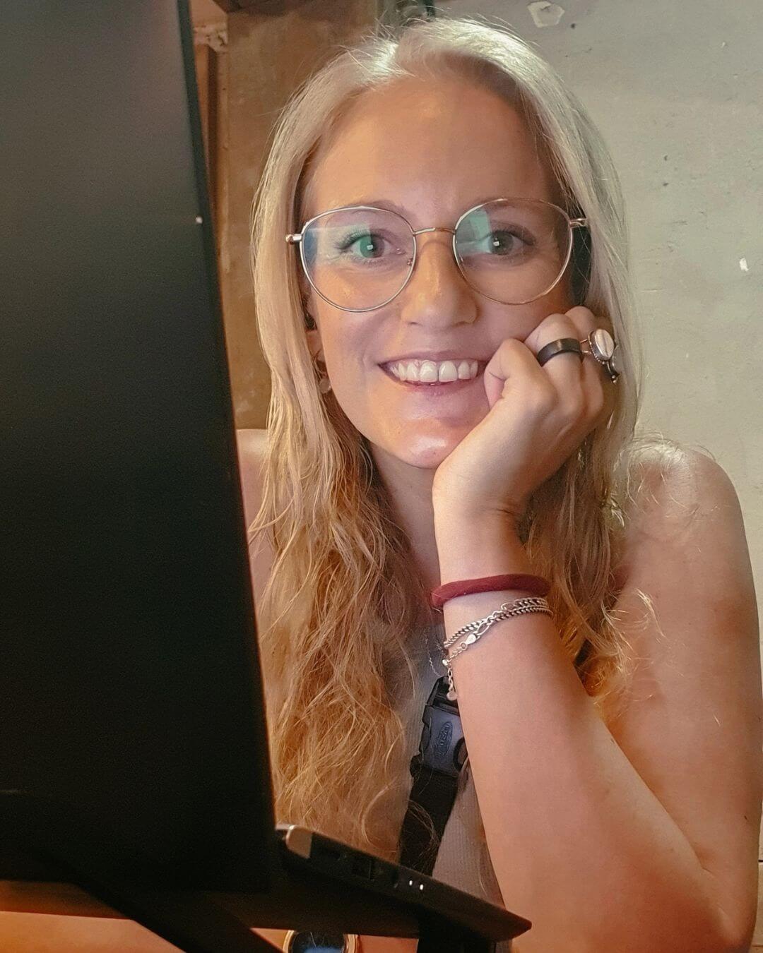 Ich, sitzen am Laptop und überarbeite eine Website.